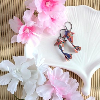 Boucles d’Oreilles Origami Carpes Koï sakura stylisées blanches sur fond orange