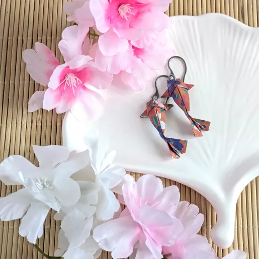 Boucles d’Oreilles Origami Carpes Koï sakura stylisées blanches sur fond orange