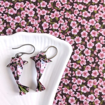 Boucles d’Oreilles Origami Carpes Koï fleurs roses et feuilles sur fond noir