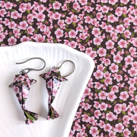 Boucles d’Oreilles Origami Carpes Koï fleurs roses et feuilles sur fond noir