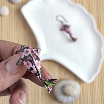Boucles d’Oreilles Origami Carpes Koï fleurs roses et feuilles sur fond noir