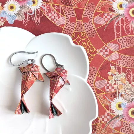 Boucles d’Oreilles Origami Carpes Koï fleurs multicolores sur fond rouge