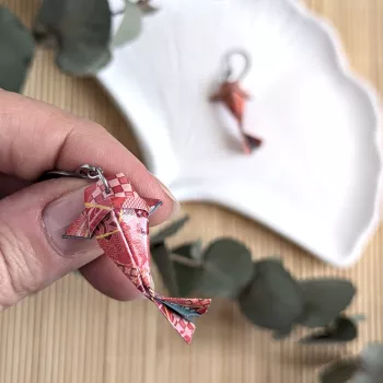Boucles d’Oreilles Origami Carpes Koï fleurs multicolores sur fond rouge
