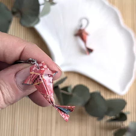 Boucles d’Oreilles Origami Carpes Koï fleurs multicolores sur fond rouge