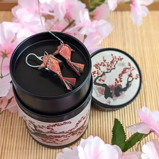 Boucles d’Oreilles Origami Carpes Koï fleurs multicolores sur fond rouge