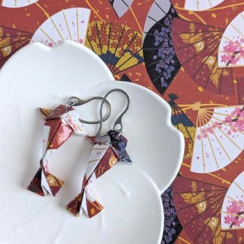 Boucles d’Oreilles Origami Carpes Koï éventails multicolores sur fond rouge