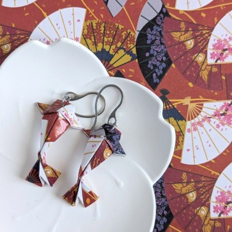 Boucles d’Oreilles Origami Carpes Koï éventails multicolores sur fond rouge
