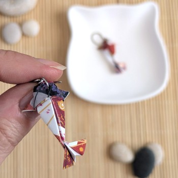 Boucles d’Oreilles Origami Carpes Koï éventails multicolores sur fond rouge
