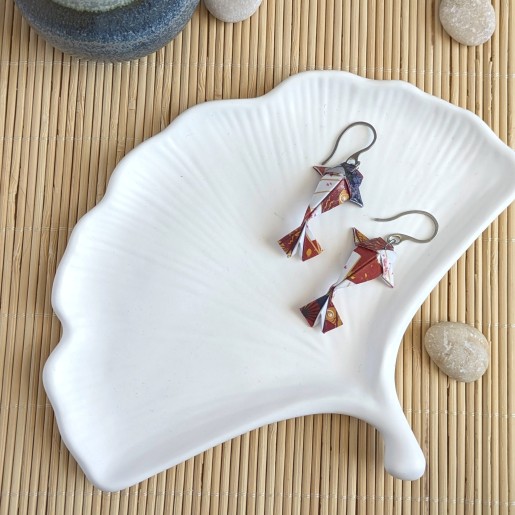 Boucles d’Oreilles Origami Carpes Koï éventails multicolores sur fond rouge