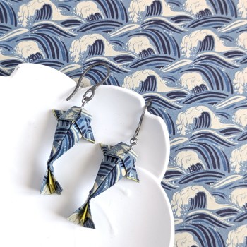 Boucles d’Oreilles Origami Carpes Koï vagues blanches et bleues