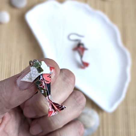 Boucles d’Oreilles Origami Carpes Koï grues et fleurs sur fond noir