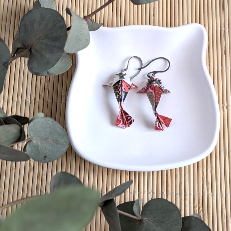 Boucles d’Oreilles Origami Carpes Koï grues et fleurs sur fond noir