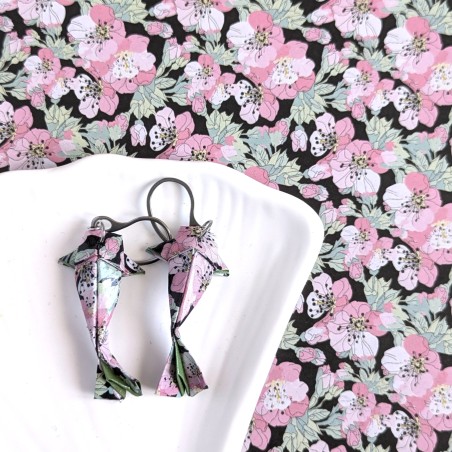 Boucles d’Oreilles Origami Carpes Koï pivoines roses sur fond noir