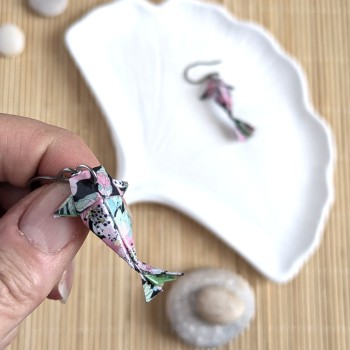 Boucles d’Oreilles Origami Carpes Koï pivoines roses sur fond noir