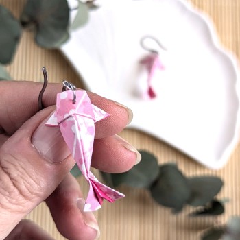 Boucles d’Oreilles Origami Carpes Koï sakura roses et blanches sur fond rose