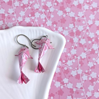 Boucles d’Oreilles Origami Carpes Koï sakura roses et blanches sur fond rose