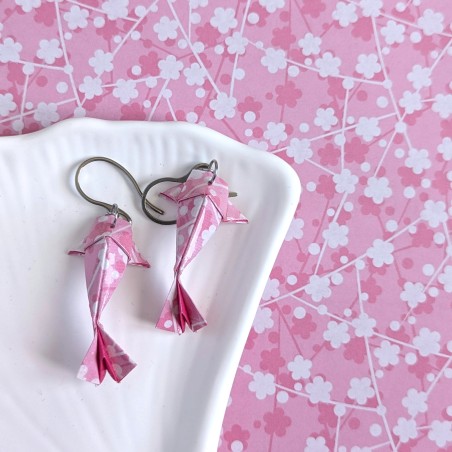 Boucles d’Oreilles Origami Carpes Koï sakura roses et blanches sur fond rose