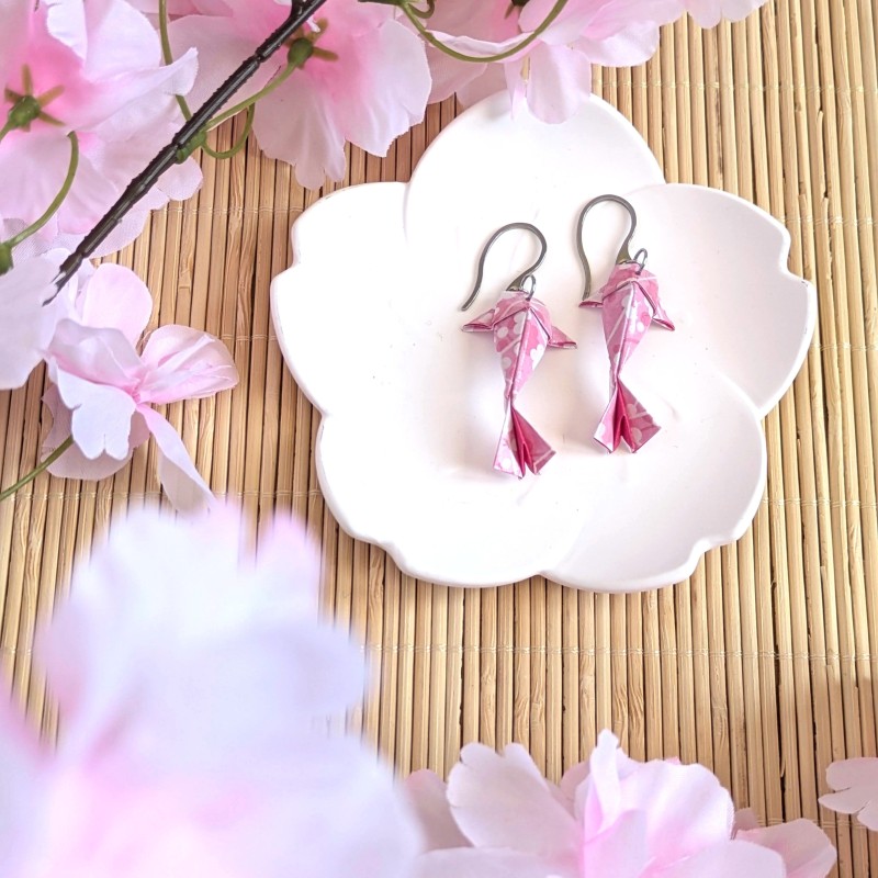 Boucles d’Oreilles Origami Carpes Koï sakura roses et blanches sur fond rose