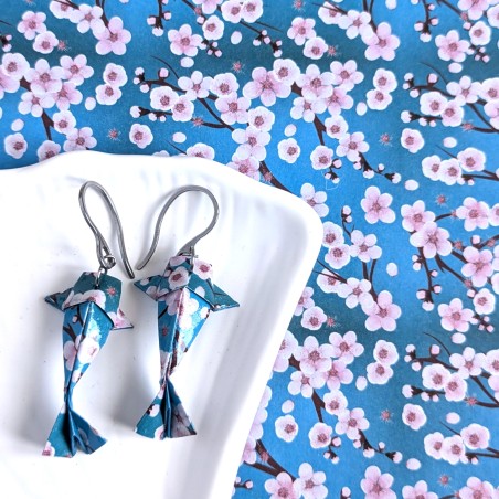 Boucles d’Oreilles Origami Carpes Koï sakura rose sur fond bleu