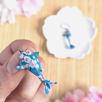 Boucles d’Oreilles Origami Carpes Koï sakura rose sur fond bleu