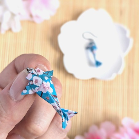 Boucles d’Oreilles Origami Carpes Koï sakura rose sur fond bleu