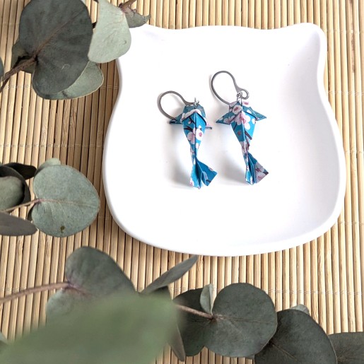 Boucles d’Oreilles Origami Carpes Koï sakura rose sur fond bleu