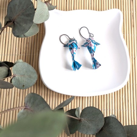 Boucles d’Oreilles Origami Carpes Koï sakura rose sur fond bleu