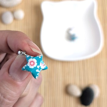 Boucles d’Oreilles Origami Etoiles fleurs sur fond turquoise