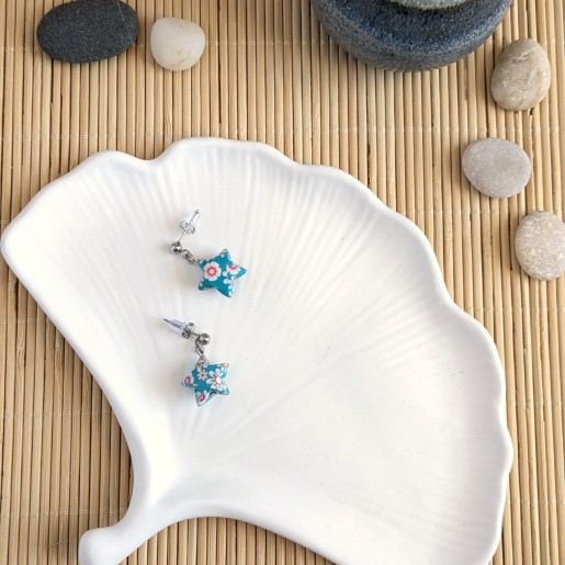Boucles d’Oreilles Origami Etoiles fleurs sur fond turquoise