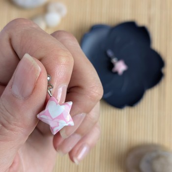 Boucles d’Oreilles Origami Etoiles coeurs sur fond rose