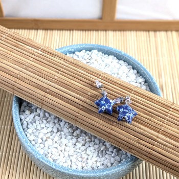 Boucles d’Oreilles Origami Etoiles fleurs blanches sur fond bleu foncé