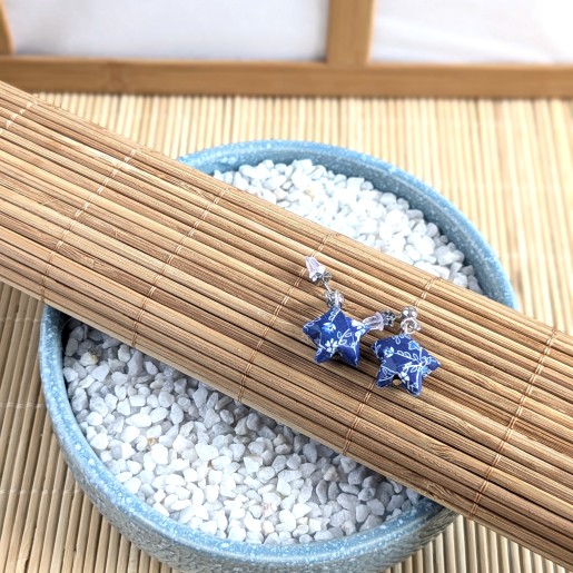 Boucles d’Oreilles Origami Etoiles fleurs blanches sur fond bleu foncé