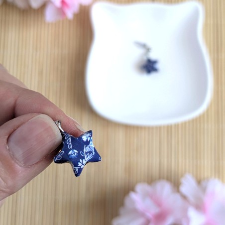 Boucles d’Oreilles Origami Etoiles fleurs blanches sur fond bleu foncé