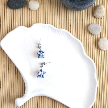 Boucles d’Oreilles Origami Etoiles fleurs bleues et rouges sur fond blanc