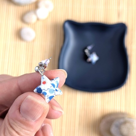 Boucles d’Oreilles Origami Etoiles fleurs bleues et rouges sur fond blanc