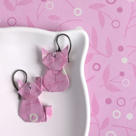 Boucles d’Oreilles Origami Chats fleurs et feuilles stylisées sur fond rose