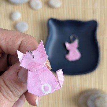 Boucles d’Oreilles Origami Chats fleurs et feuilles stylisées sur fond rose