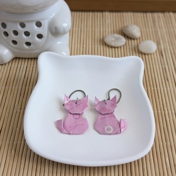 Boucles d’Oreilles Origami Chats fleurs et feuilles stylisées sur fond rose