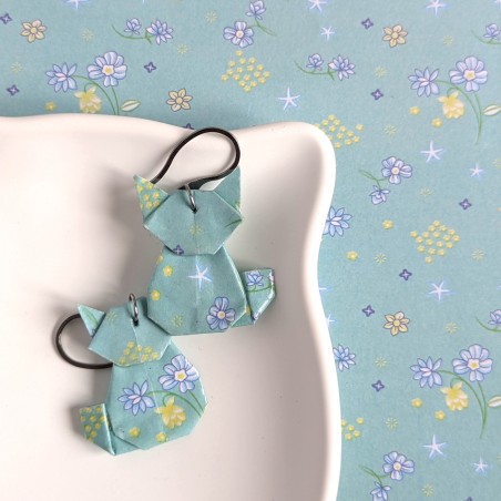 Boucles d’Oreilles Origami Chats petites fleurs jaunes et bleus sur fond bleu ciel