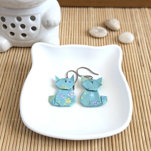 Boucles d’Oreilles Origami Chats petites fleurs jaunes et bleus sur fond bleu ciel