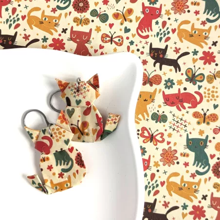 Boucles d’Oreilles Origami Chats papillons et chats multicolores sur fond beige