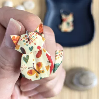 Boucles d’Oreilles Origami Chats papillons et chats multicolores sur fond beige