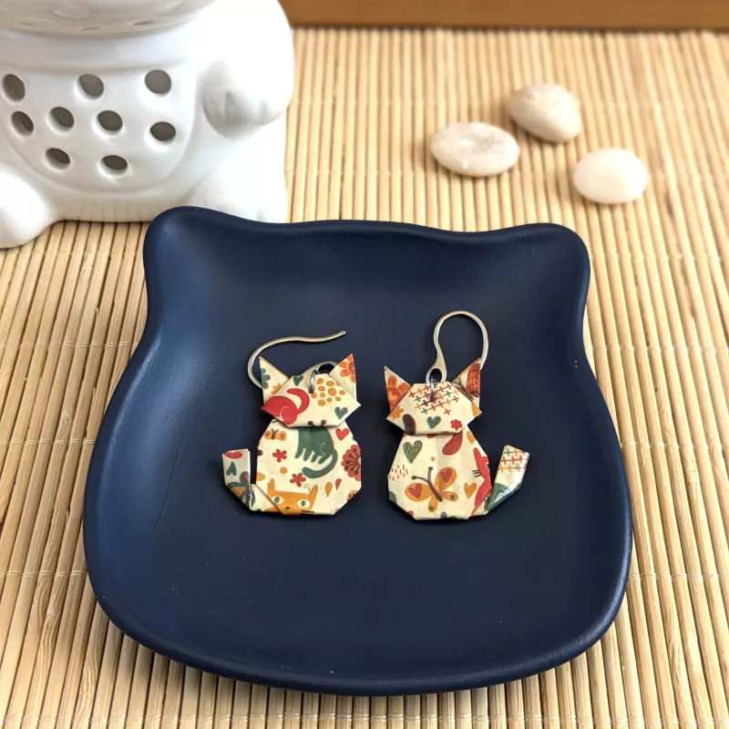Boucles d’Oreilles Origami Chats papillons et chats multicolores sur fond beige