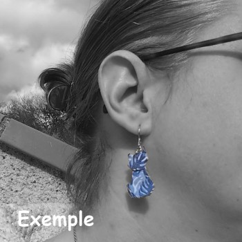 Boucles d’Oreilles Origami Chats pattes multicolores sur fond noir