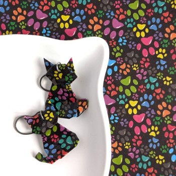 Boucles d’Oreilles Origami Chats pattes multicolores sur fond noir