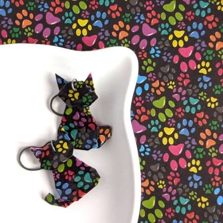 Boucles d’Oreilles Origami Chats pattes multicolores sur fond noir