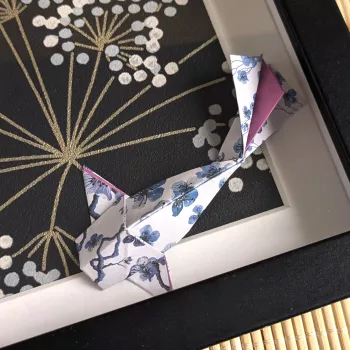 Cadre 3D carpes koï bleues et blanches | Line et les Perles
