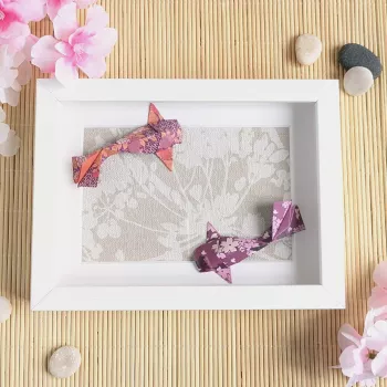 Cadre 3D Carpes Koï fleurs violettes sur fond fleuri beige cadre blanc