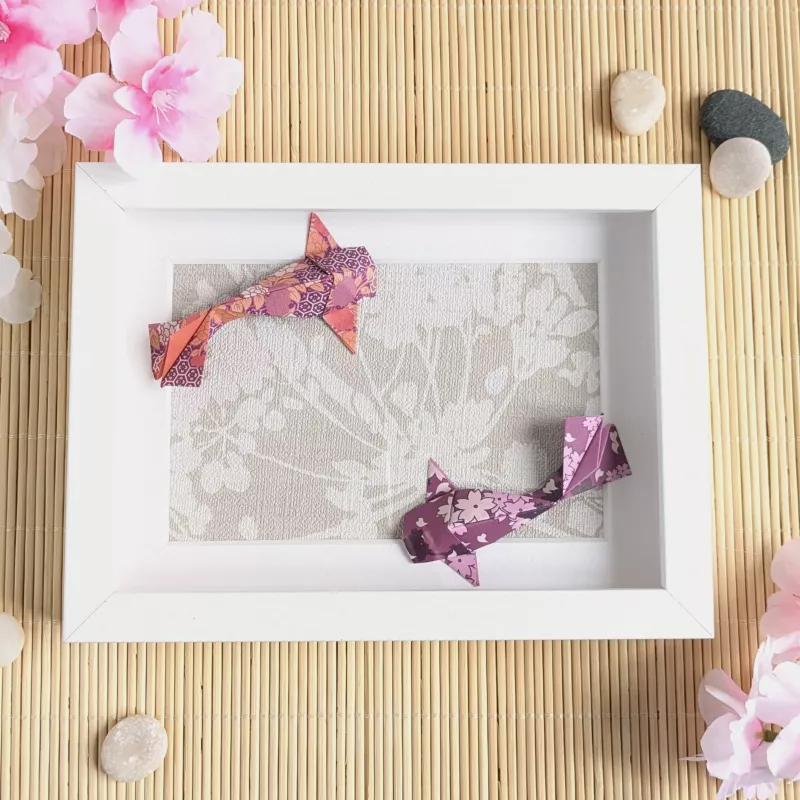 Cadre 3D Carpes Koï fleurs violettes sur fond fleuri beige cadre blanc