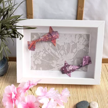 Cadre 3D Carpes Koï fleurs violettes sur fond fleuri beige cadre blanc